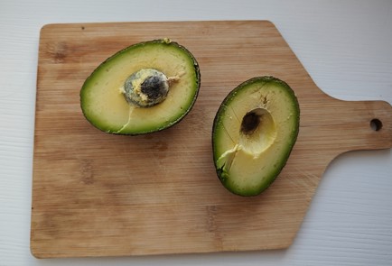 Фото шага рецепта Брускетта с авокадо и помидорами черри 186511 шаг 2