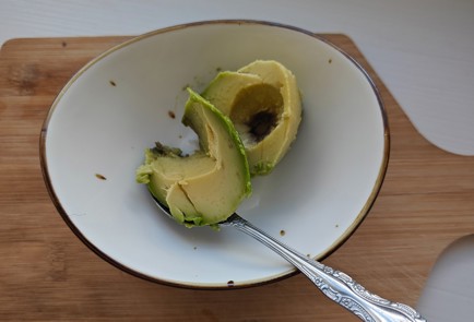 Фото шага рецепта Брускетта с авокадо и помидорами черри 186511 шаг 3