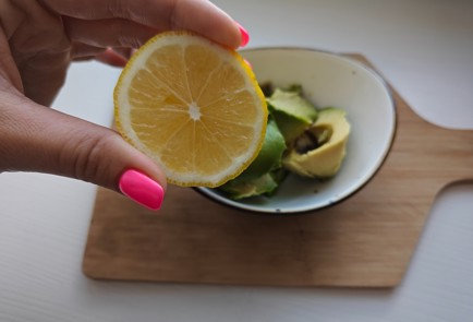 Фото шага рецепта Брускетта с авокадо и помидорами черри 186511 шаг 4