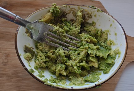 Фото шага рецепта Брускетта с авокадо и помидорами черри 186511 шаг 5