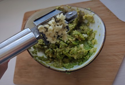 Фото шага рецепта Брускетта с авокадо и помидорами черри 186511 шаг 6