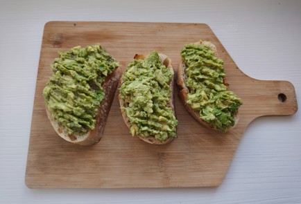 Фото шага рецепта Брускетта с авокадо и помидорами черри 186511 шаг 8