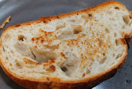 Фото шага рецепта Брускетта с брынзой и сметаной 173721 шаг 1  