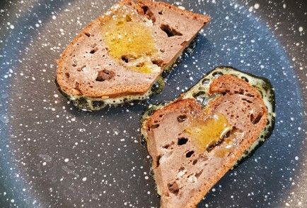 Фото шага рецепта Брускетта с бужениной и томатным соусом 153021 шаг 1  