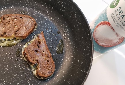 Фото шага рецепта Брускетта с бужениной и томатным соусом 153021 шаг 2  