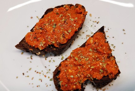 Фото шага рецепта Брускетта с бужениной и томатным соусом 153021 шаг 7  