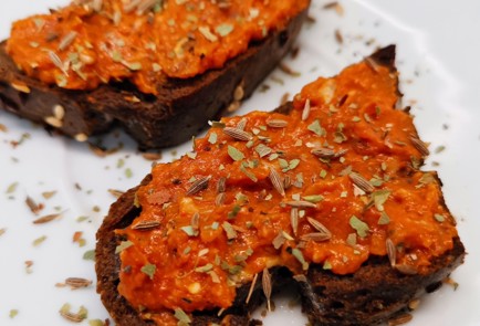 Фото шага рецепта Брускетта с бужениной и томатным соусом 153021 шаг 8  