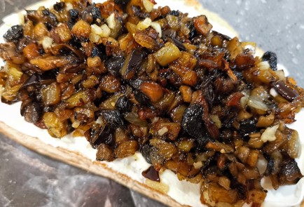 Фото шага рецепта Брускетта с грибами и баклажаном 173960 шаг 13