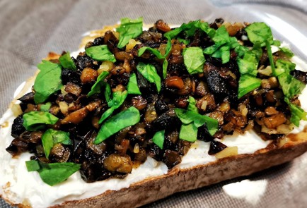 Фото шага рецепта Брускетта с грибами и баклажаном 173960 шаг 14