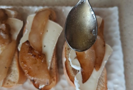 Фото шага рецепта Брускетта с грушей сыром и медом 189903 шаг 10  