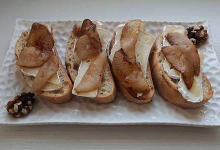 Фото шага рецепта Брускетта с грушей сыром и медом 189903 шаг 11  