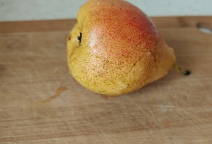 Фото шага рецепта Брускетта с грушей сыром и медом 189903 шаг 3  