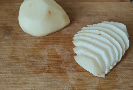 Фото шага рецепта Брускетта с грушей сыром и медом 189903 шаг 4  