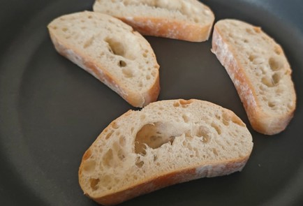 Фото шага рецепта Брускетта с грушей сыром и медом 189903 шаг 5  