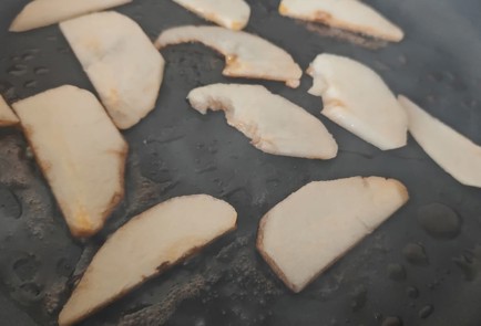 Фото шага рецепта Брускетта с грушей сыром и медом 189903 шаг 6  