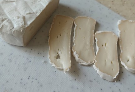 Фото шага рецепта Брускетта с грушей сыром и медом 189903 шаг 7  