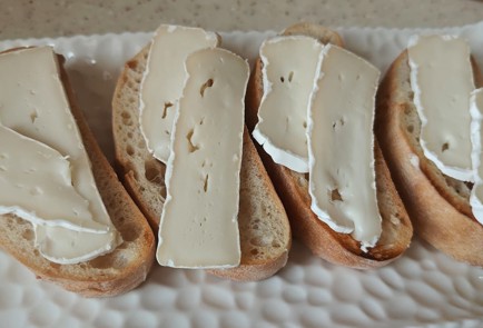 Фото шага рецепта Брускетта с грушей сыром и медом 189903 шаг 8  