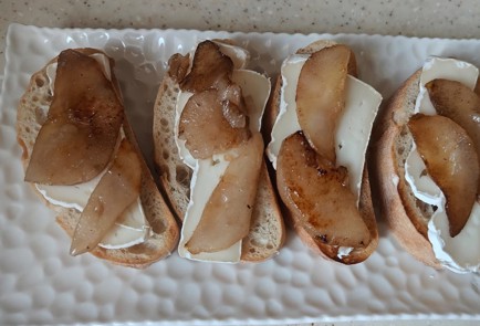 Фото шага рецепта Брускетта с грушей сыром и медом 189903 шаг 9  