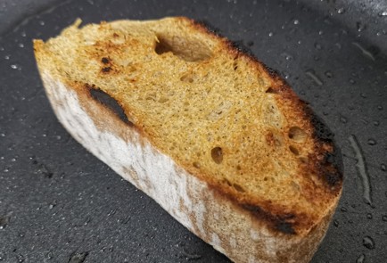 Фото шага рецепта Брускетта с хурмой и сыром 175209 шаг 3  