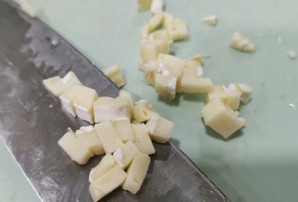 Фото шага рецепта Брускетта с хурмой и сыром 175209 шаг 7  