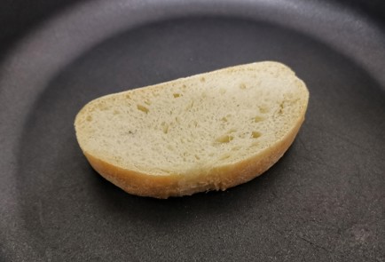 Фото шага рецепта Брускетта с крабовым мясом 175212 шаг 1  