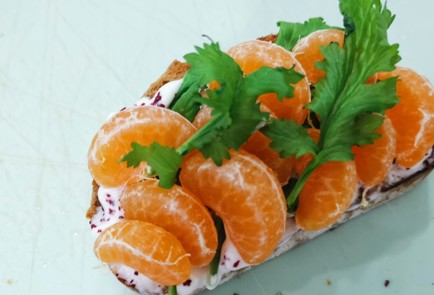 Фото шага рецепта Брускетта с мандарином 175210 шаг 9  