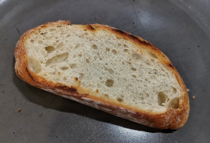 Фото шага рецепта Брускетта с оливками и сыром 173716 шаг 1  