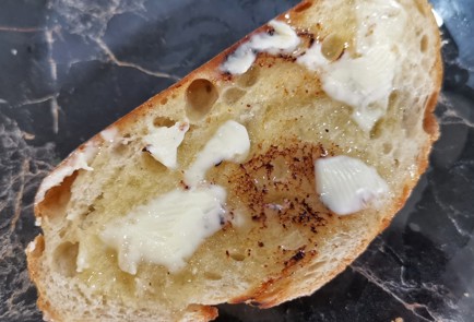 Фото шага рецепта Брускетта с оливками и сыром 173716 шаг 2  