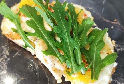 Фото шага рецепта Брускетта с перепелиными яйцами 173718 шаг 11  