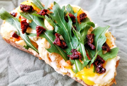 Фото шага рецепта Брускетта с перепелиными яйцами 173718 шаг 12  