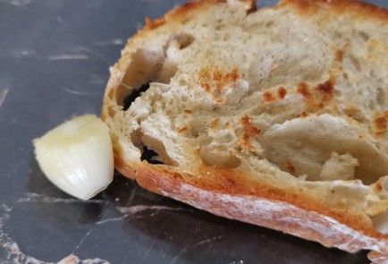 Фото шага рецепта Брускетта с перепелиными яйцами 173718 шаг 7  