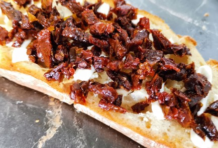 Фото шага рецепта Брускетта с перепелиными яйцами 173718 шаг 9  