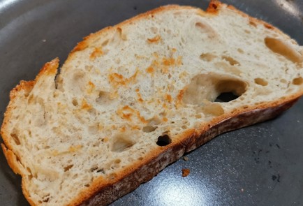 Фото шага рецепта Брускетта с помидорами черри и сыром 173719 шаг 1  