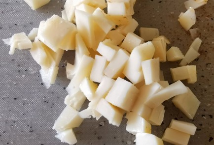 Фото шага рецепта Брускетта с помидорами черри и сыром 173719 шаг 2  