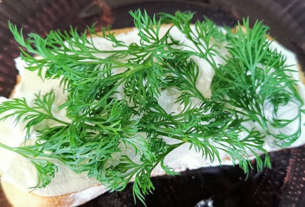 Фото шага рецепта Брускетта с помидорами черри и сыром 173719 шаг 8  