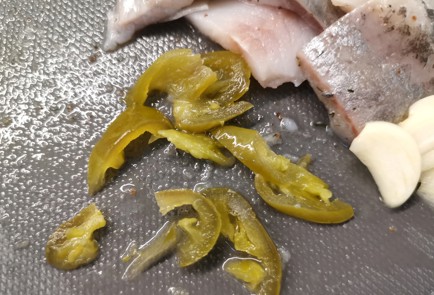 Фото шага рецепта Брускетта с селедкой и халапеньо 176208 шаг 6  