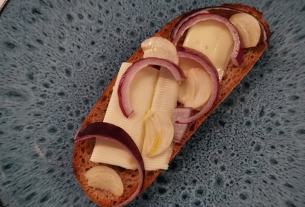 Фото шага рецепта Брускетта с селедкой и халапеньо 176208 шаг 8  