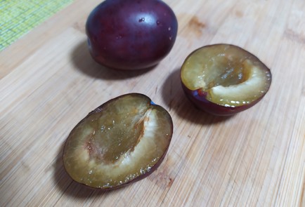 Фото шага рецепта Брускетта с сыром и сливой 189786 шаг 1  