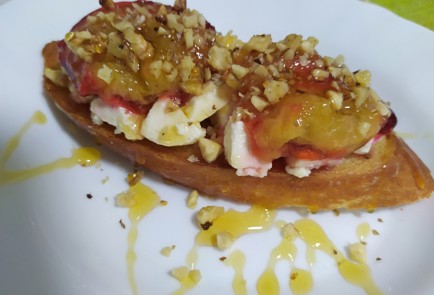 Фото шага рецепта Брускетта с сыром и сливой 189786 шаг 10  