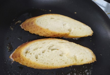 Фото шага рецепта Брускетта с сыром и сливой 189786 шаг 7  