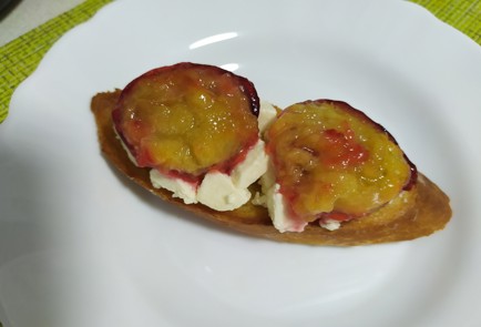 Фото шага рецепта Брускетта с сыром и сливой 189786 шаг 8  