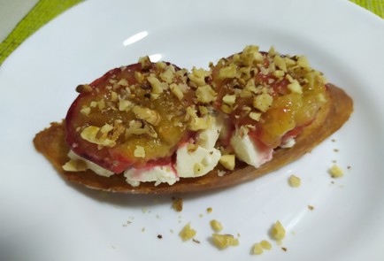 Фото шага рецепта Брускетта с сыром и сливой 189786 шаг 9  