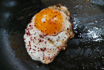 Фото шага рецепта Брускетта с тунцом и яйцом 187628 шаг 8  