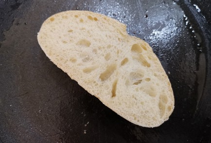 Фото шага рецепта Брускетта с тунцом 187629 шаг 5  