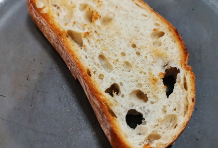 Фото шага рецепта Брускетта с яйцом пашот 173715 шаг 1  