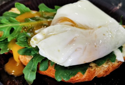 Фото шага рецепта Брускетта с яйцом пашот 173715 шаг 10  