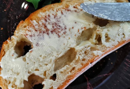 Фото шага рецепта Брускетта с яйцом пашот 173715 шаг 6  