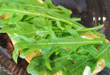 Фото шага рецепта Брускетта с яйцом пашот 173715 шаг 9  