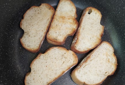 Фото шага рецепта Брускетта с запеченным перцем 190765 шаг 9  