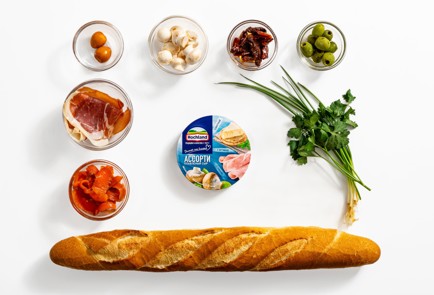 Фото шага рецепта Брускетты из багета с ассорти из сыров 188037 шаг 1  